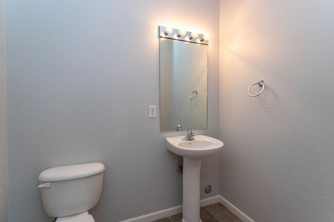 Building Photo - Downtown Living with Style & Views!