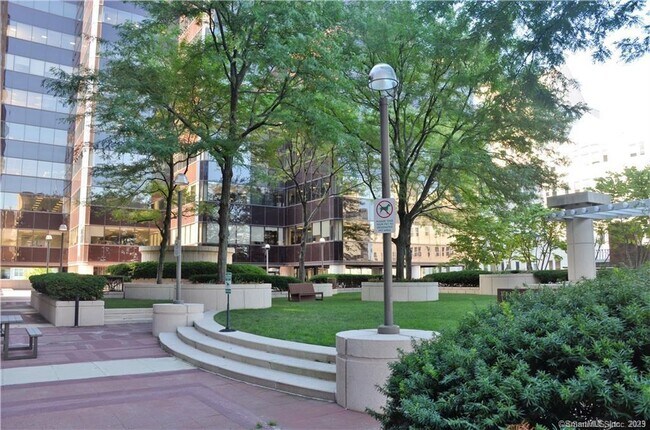 Building Photo - 127 Greyrock Pl