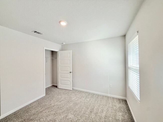 Building Photo - Spacious 4-Bedroom Home - Woodlands