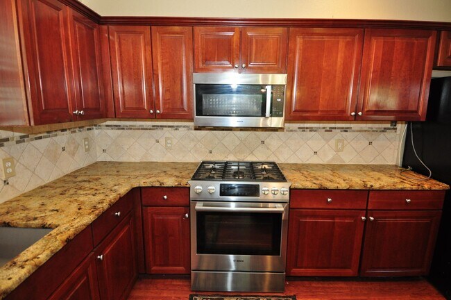 Building Photo - Amazing 3 bedroom, 2 bath home with an off...