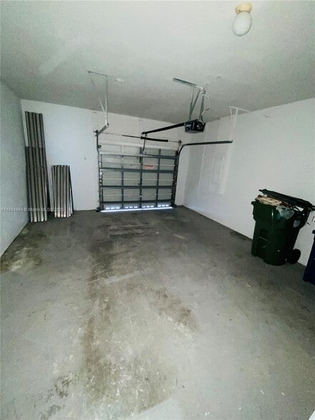 Building Photo - 2433 Pasadena Way