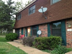 Building Photo - Cute! 2-Bedroom with walk-out basement!