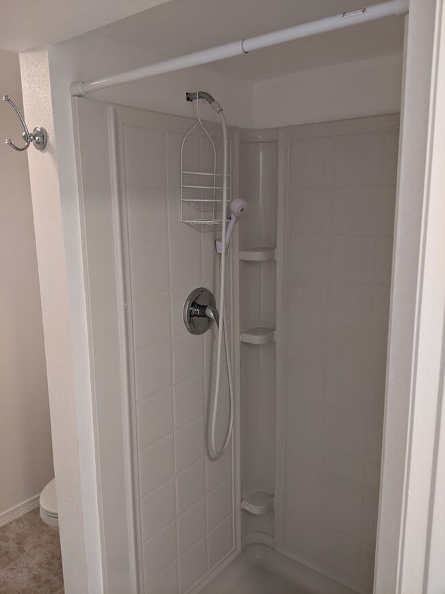 Building Photo - Large and recently remodeled 5 bedroom wit...