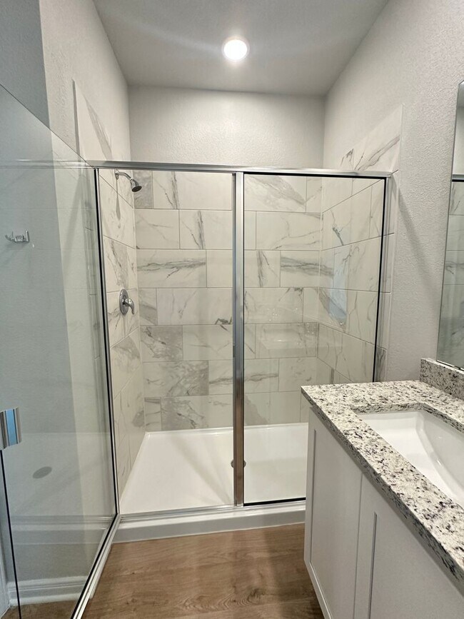 Building Photo - Luxury 3-Bed, 2-Bath in Emma Park!