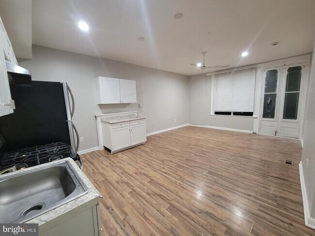 Primary Photo - 1217 Hollins St