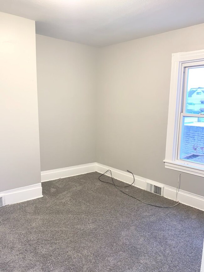 Building Photo - Beautifully Renovated 2 Bedroom home in Bl...