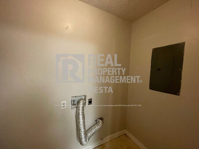 Building Photo - 3163 Highpoint Dr
