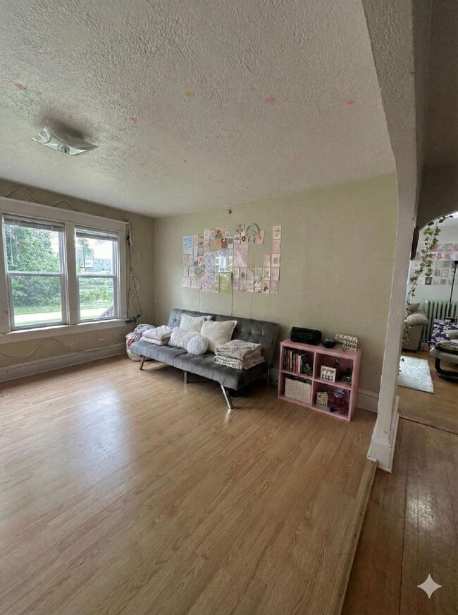 Building Photo - 4 Bed 2 Bath close to UWEC!