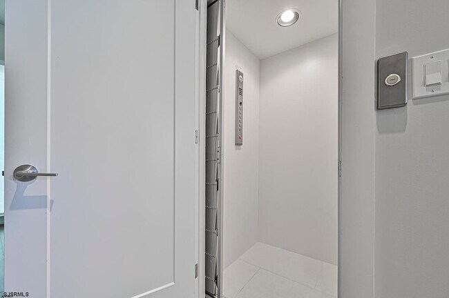 Building Photo - 112 S Weymouth Ave