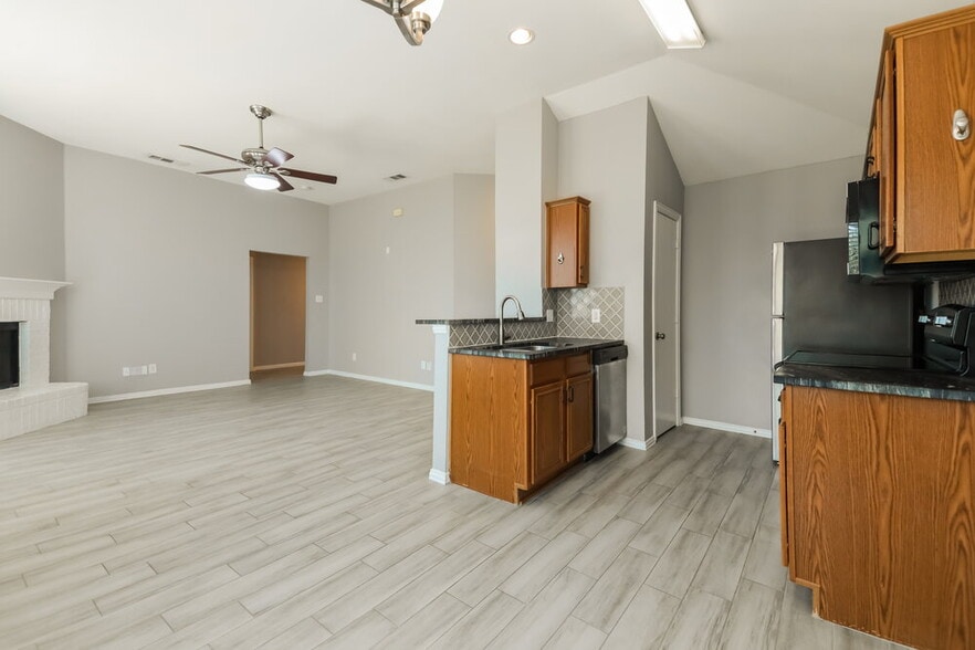 Building Photo - 2504 Castle Ridge Dr