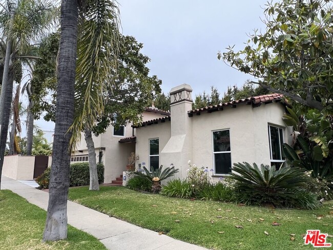 Building Photo - 1650 S Crest Dr