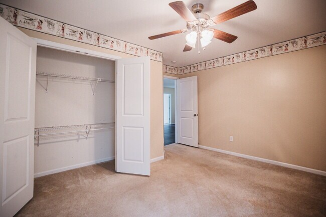 Building Photo - 4 Bed/2.5 Bath/Primary downstairs