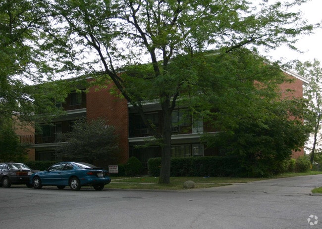 2101 Lorraine in Waukegan, IL - Chapa Apartments