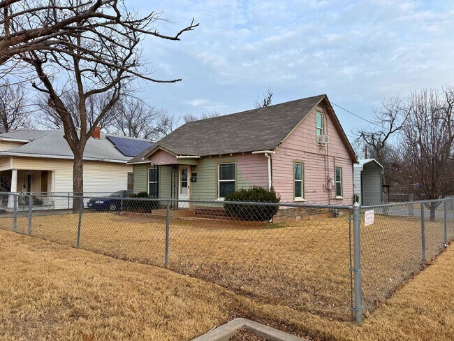 Building Photo - Charming 2 bed, 1.5 story home on corner-lot!