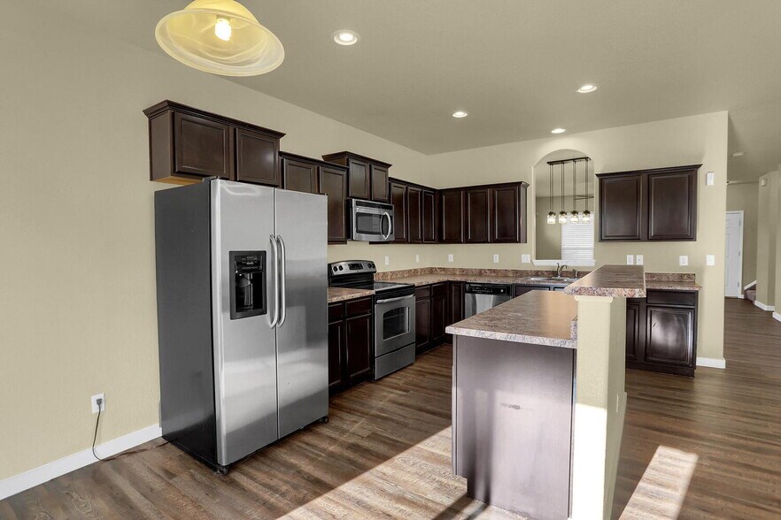 Building Photo - Open Concept Townhome in Excellent Conditi...