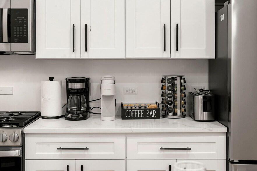 Building Photo - 1941 W Augusta Blvd