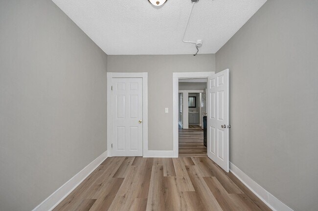 Building Photo - 50 1/2 Common St