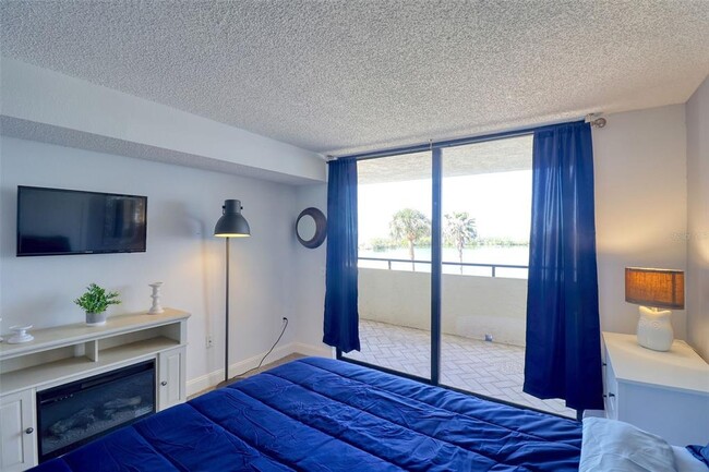 Building Photo - 5915 Sea Ranch Dr