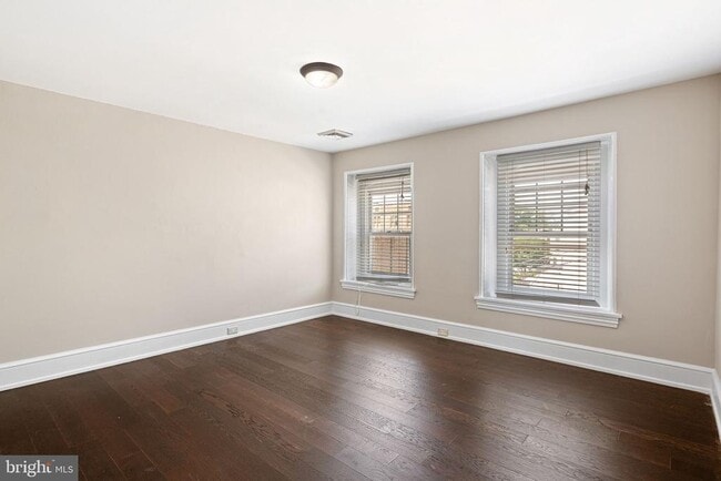 Building Photo - 161 Hermitage St