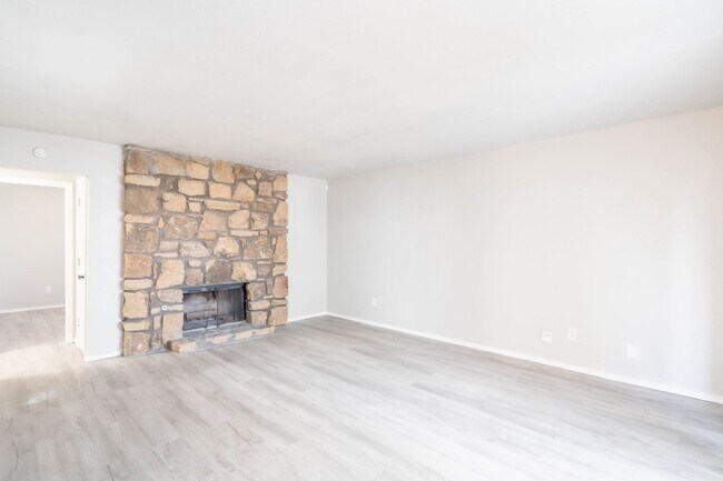 Building Photo - 1355 E 60th St
