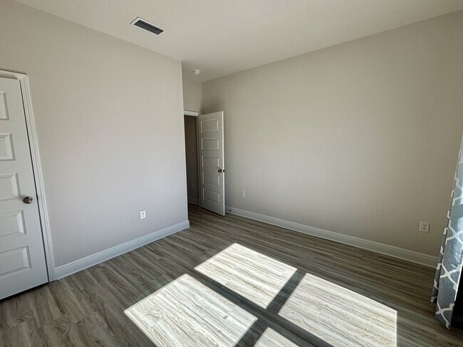 Building Photo - 492 Vermilion Cir