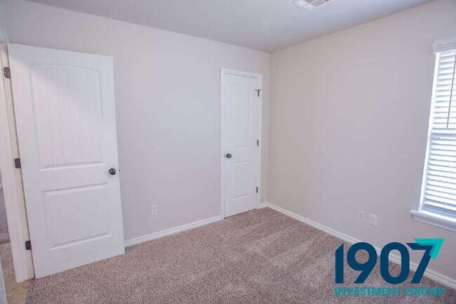 Building Photo - Spacious and modern home in the highly sou...