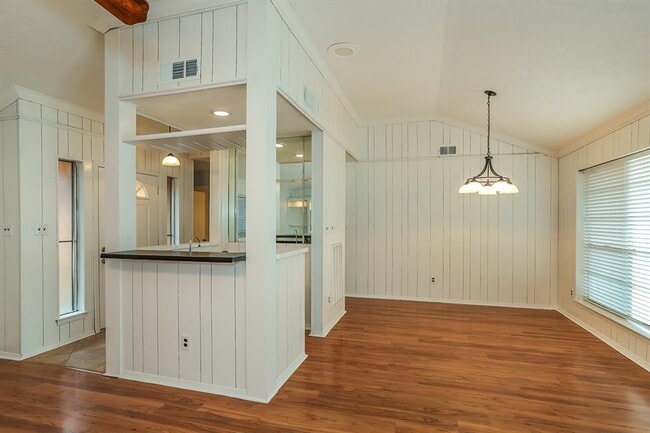 Building Photo - 613 W Castle Harbour Dr