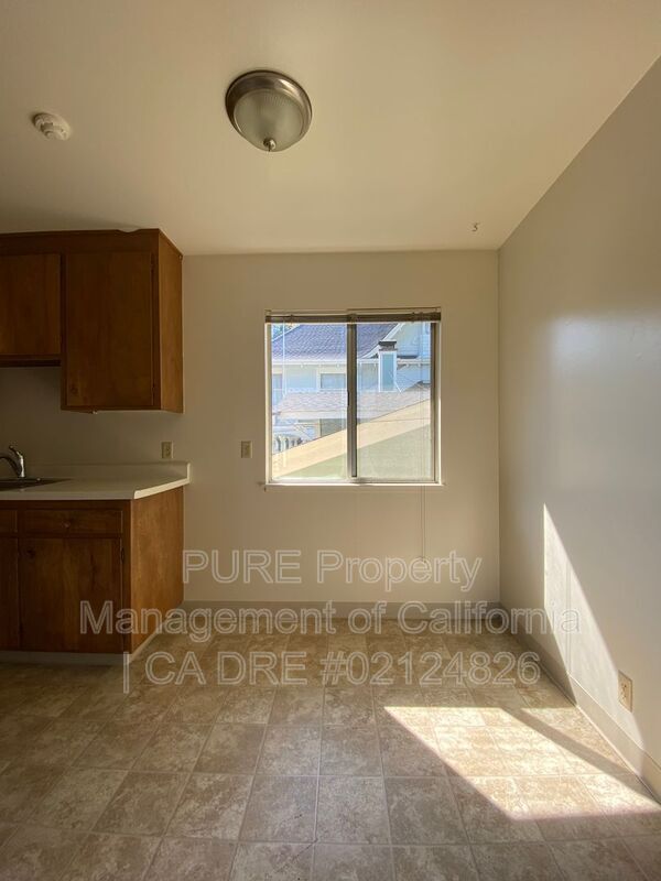Building Photo - 713-3 Cherry Street