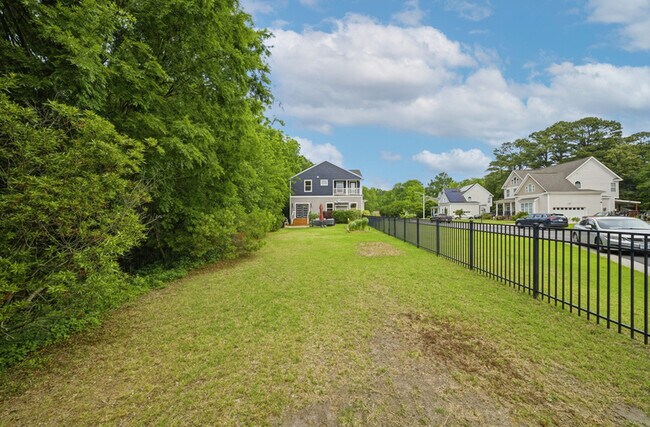 Building Photo - 431 Shorewood Pl