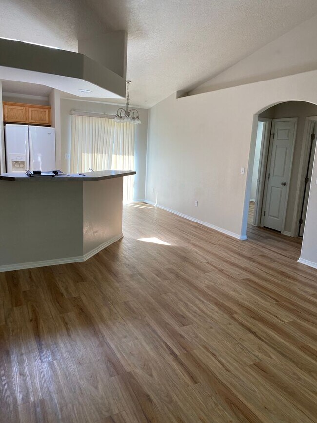 Building Photo - Great location, 3 bedroom house with large...