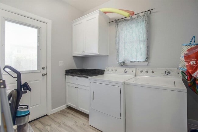 Building Photo - 2109 Maxwell Ln