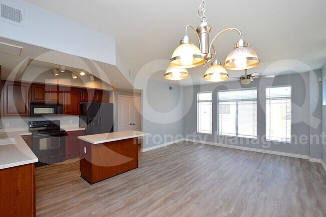 Building Photo - 280 S Evergreen Rd