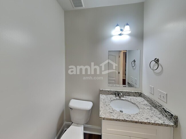 Building Photo - 447 Titans Cir