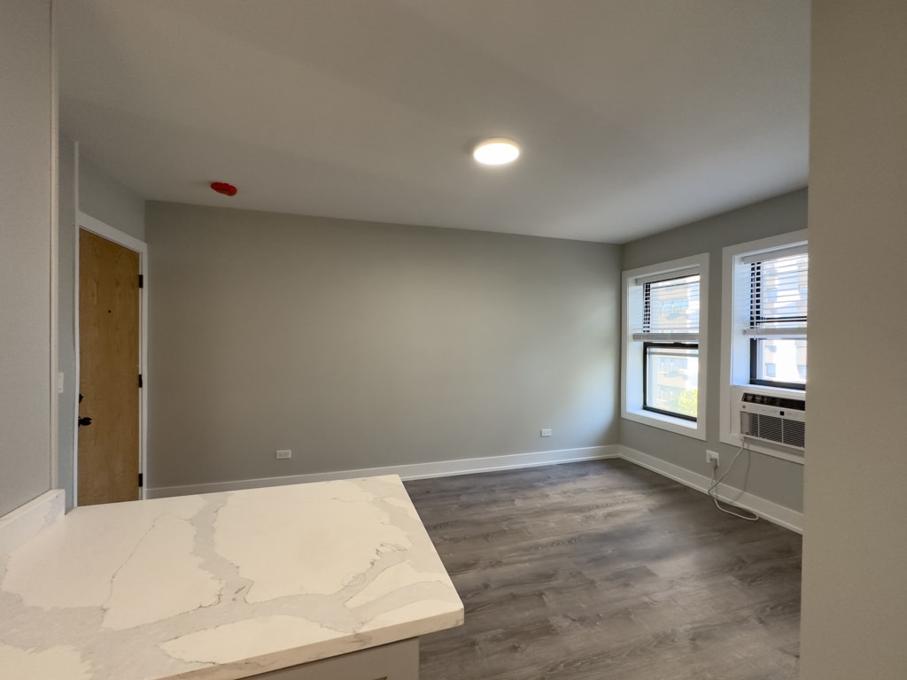 Building Photo - 545 W Belmont