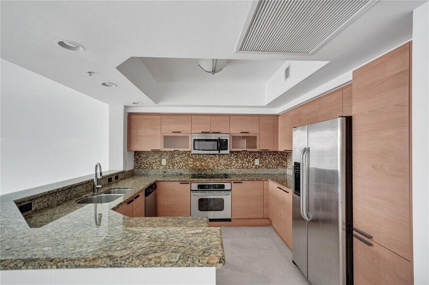 Building Photo - 14951 Royal Oaks Ln