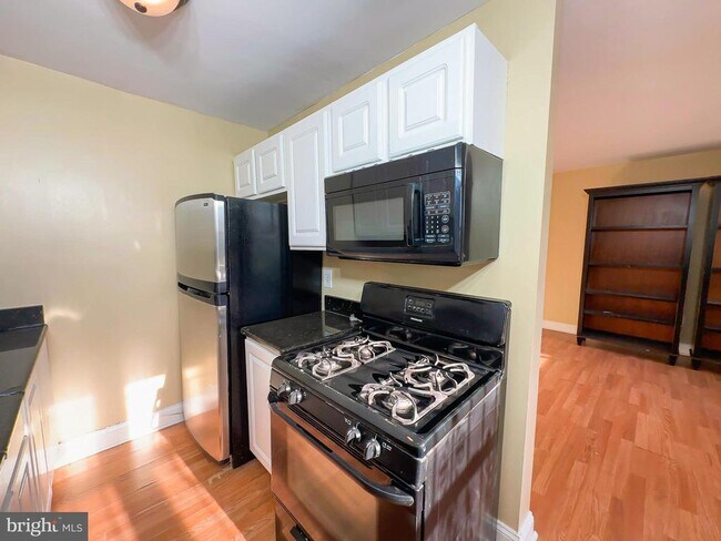 Building Photo - 4810 Quarles St NE