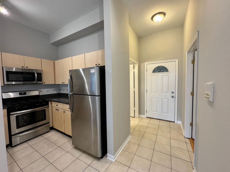 Building Photo - 4955 N Damen Ave