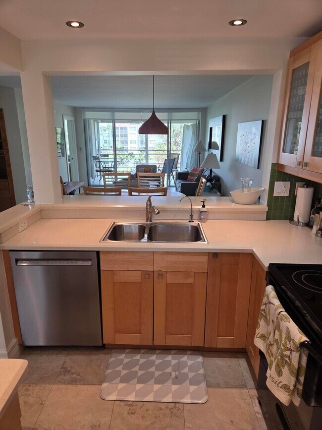 Building Photo - 1831 Sabal Palm Dr
