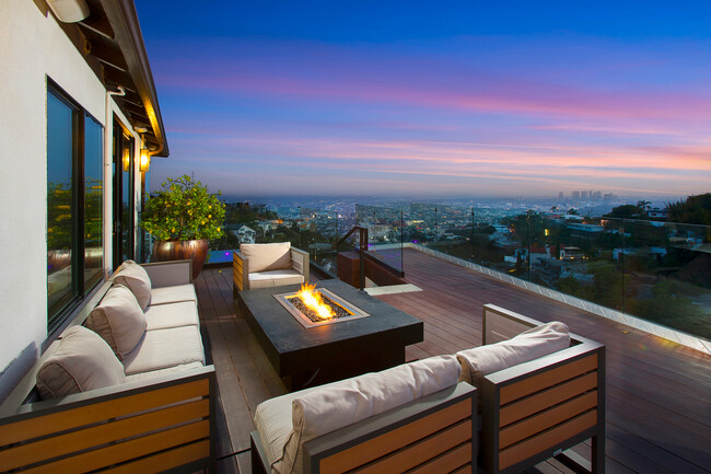 Building Photo - 1733 Sunset Plaza Dr