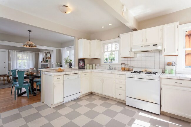 Building Photo - 4433 Brookdale Ave