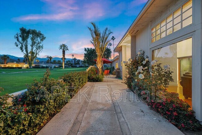 Building Photo - 74939 Vía Lago