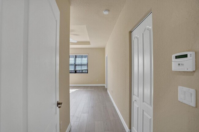 Building Photo - Gorgeous Townhome in Parkland