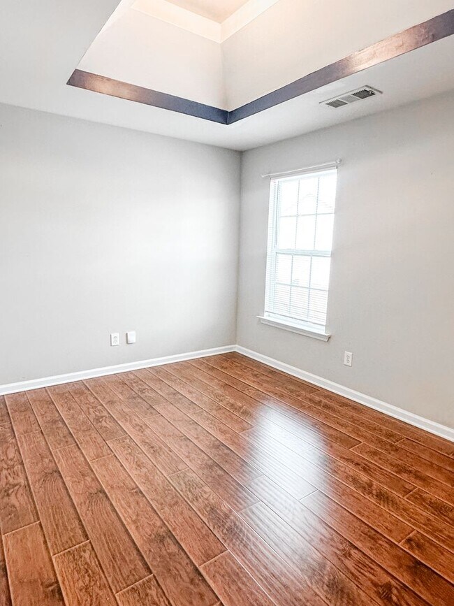 Building Photo - 3/2.5 Townhome in great Oakwood location