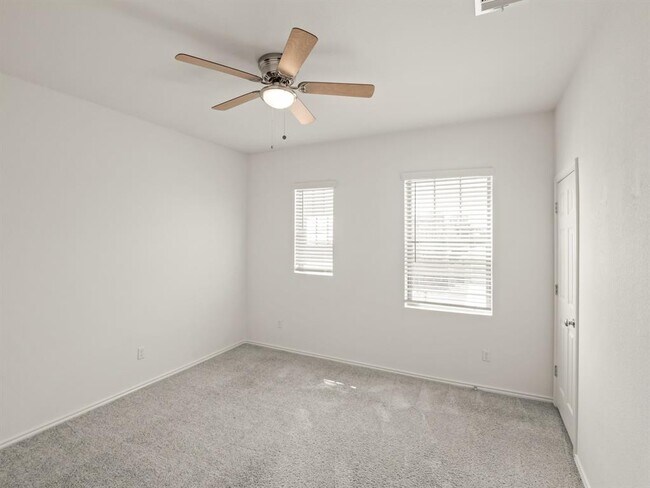 Building Photo - 605 Golden Glory Rd