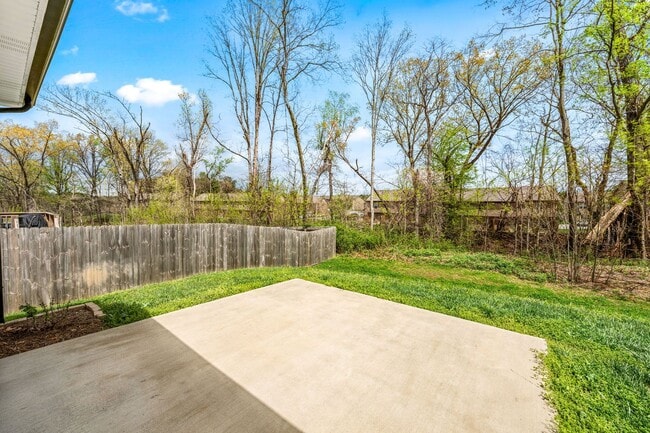 Building Photo - Dog Friendly Three Bedroom!