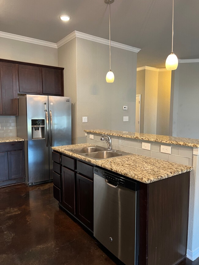 Building Photo - 8119 Redbrush