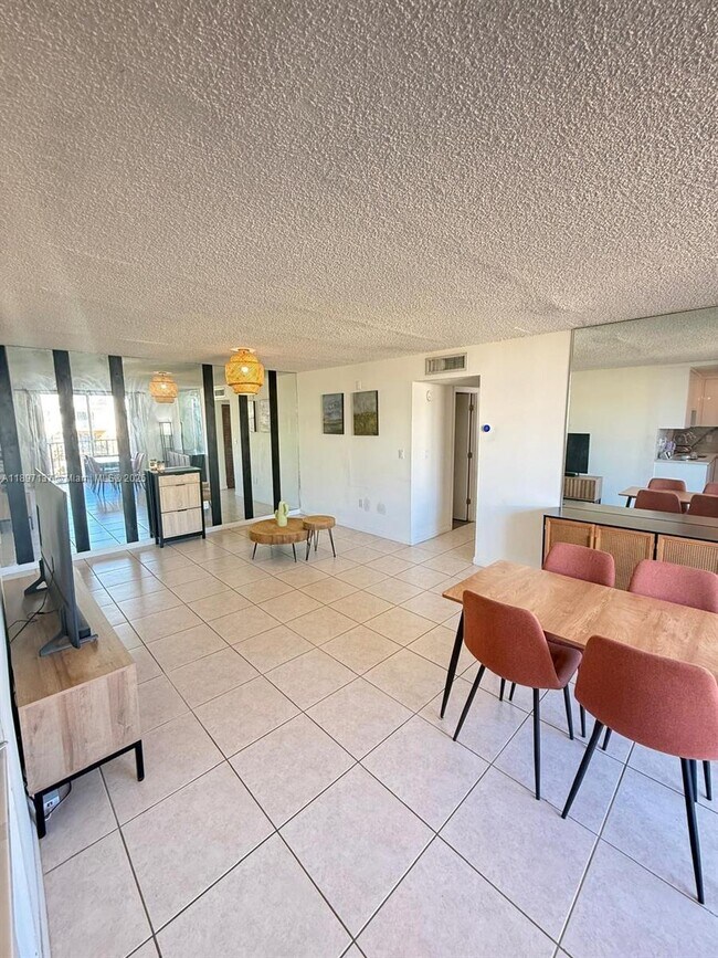 Building Photo - 9350 Fontainebleau Blvd