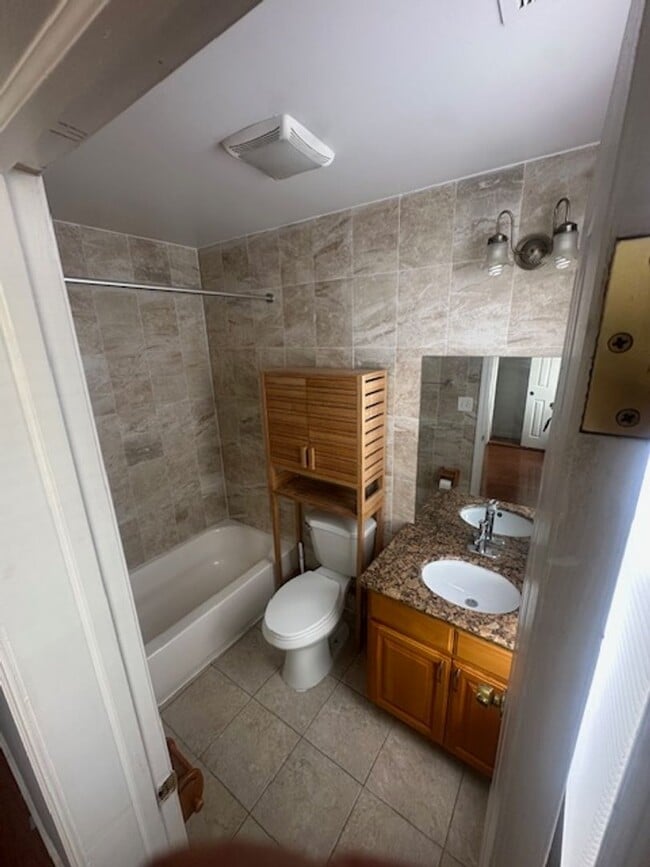 Building Photo - Huge 4 bed 3.5 bath house in Lawrenceville available July 1!!!