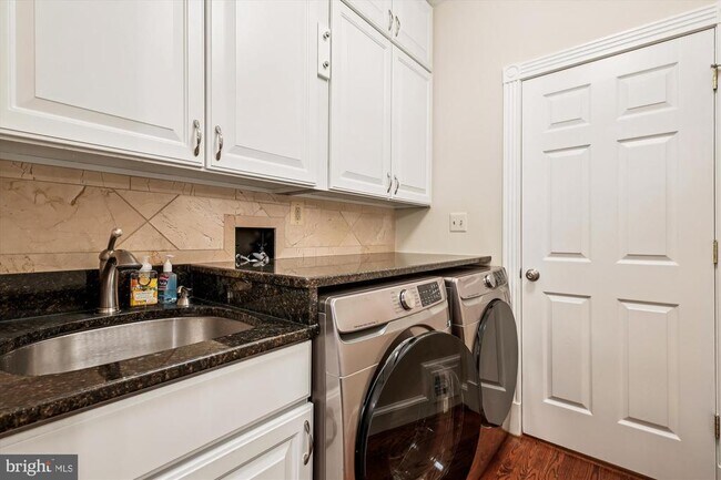 Building Photo - 9454 Newbridge Dr