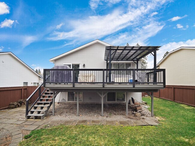 Building Photo - Bright & Comfortable 3 Bedroom Home (Furnished)